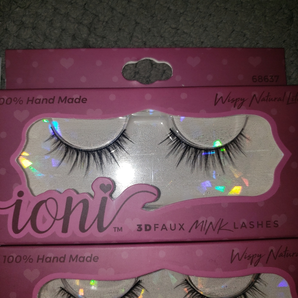 eyelashes